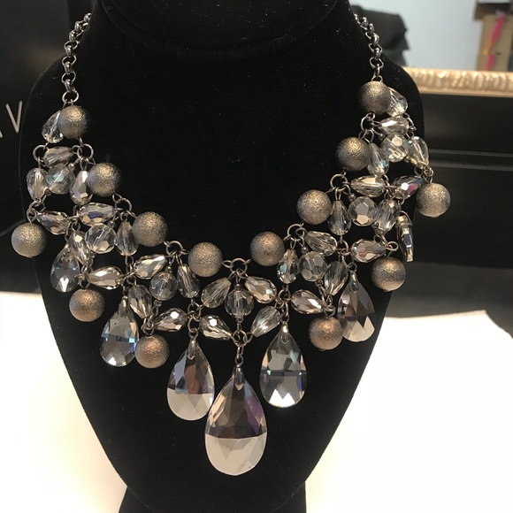 Jewelry - Fine fashion necklace with earrings grey